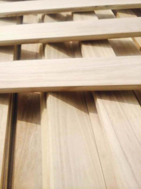 Εσωτερική στερεά ξύλινη διακόσμηση φυσικό Paulownia 1002500mm χρώματος σημύδων επιτροπών