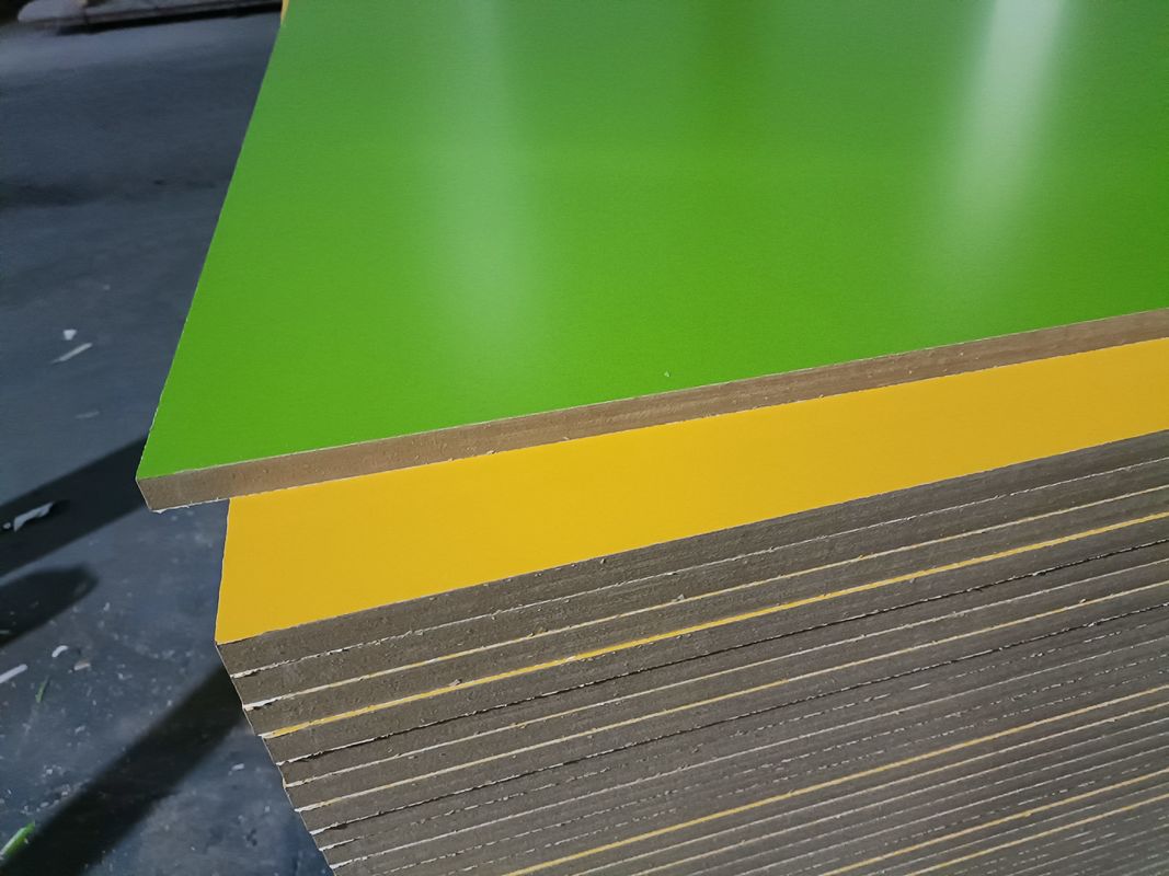 Σύγχρονη 4x8 ξύλινη επιφάνεια μελαμίνης που αντιμετωπίζει αντιφράγματα Mdf ή σωματίδια για έπιπλα