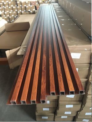 Εύκολη εγκατάσταση ξύλινου σύνθετου Wpc πάνελ τοίχου εξωτερικής επένδυσης εσωτερικού του ραβδωτού πάνελ τοίχου