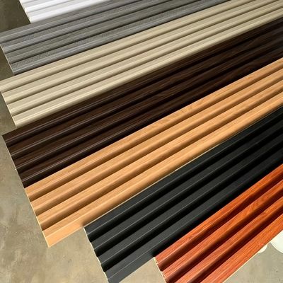 Σύγχρονη αδιάβροχη ηχομονωτική πυράντοχη επένδυση τοίχου WPC PVC με αυλακώσεις, εσωτερικό πάνελ τοίχου για οικιακά ξενοδοχεία, βίλες, αίθουσες